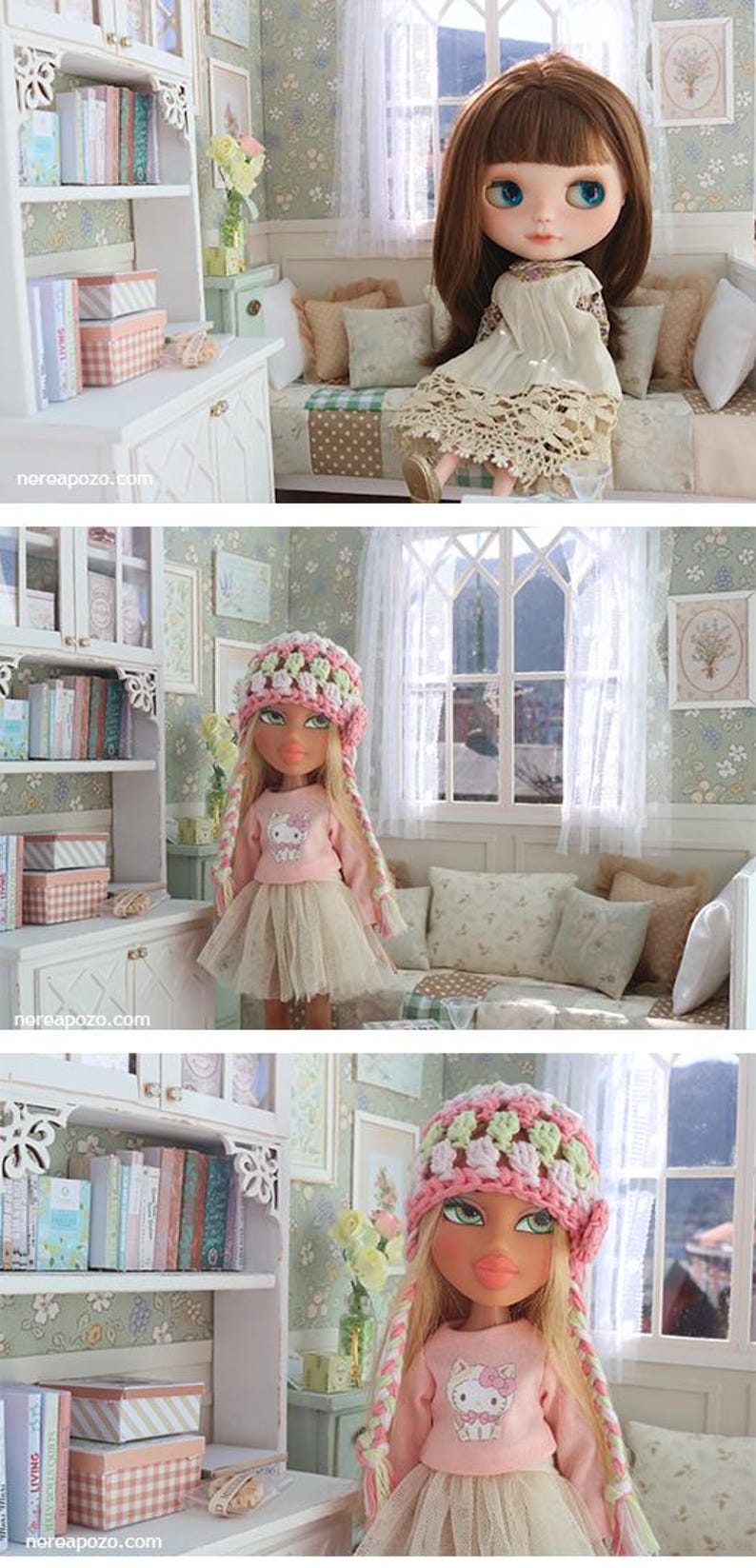 Może przedstawiać: Wnętrze domku dla lalek z lalkami, miniaturowymi meblami i dekoracjami. Lalki ubrane są w r&oacute;żne stroje, w tym sukienkę i sweter ze sp&oacute;dnicą. Pok&oacute;j ma okno, p&oacute;łkę na książki i sofę. Schemat kolor&oacute;w jest miękki i pastelowy.