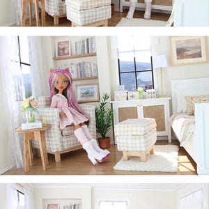 K&ouml;nnte beinhalten: Ein Puppenhaus-Schlafzimmer-Set mit einem Miniaturbett, einem karierten Sessel mit Hocker, einem Beistelltisch aus Holz und einem B&uuml;cherregal. Der Raum enth&auml;lt eine Puppe mit langem Haar, die ein gemustertes Kleid, Stulpen und Stiefel tr&auml;gt.
