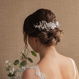 Bridal hair vine headpiece,Wedding hairpiece,Floral hair piece,Floral headpiece,Flower headpiece,White hair accessory,Pearl bridal hair vine