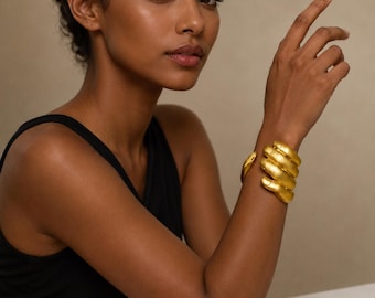 Goldener Armreif, Statement-Armband, Skulpturales Armband, Kunstarmband, Breiter Armreif, Modeschmuck-Geschenk, Minimalistischer Schmuck, Trendiger Schmuck