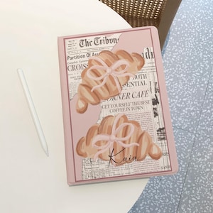 Croissant Bow iPad-skal för iPad Pro 12,9” 2024, Air 6 5, Mini 6, M4 M2, iPad 10 9 8 10,9”, iPad-skal med personligt namn och hållare för Apple Pencil