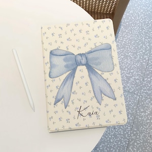 Blumen Schleife Blau iPad Hülle für iPad Pro 12.9 ”11” 2024, Air 6 5 4, Mini 6, M4 M2, iPad 10 9 8 10.9”, benutzerdefinierte iPad Hülle mit Apple Pencil Halter