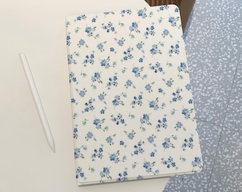 Ljusblått blommigt iPad-skal för iPad Pro 12,9” 2024, Air 6 5 4, Mini 6, M4 M2, iPad 10 9 8 10,9”, personligt iPad-skal med Apple Pencil-hållare