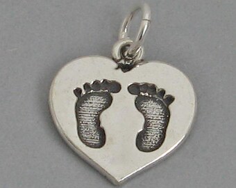 Sterling Silver Baby Feet In Heart Charm - Foto 2