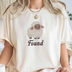 Camiseta cristiana con bordado del cordero del Salmo 23, sudadera con el mensaje "Fe en la oveja encontrada", camiseta minimalista con versículo bíblico y animales, ropa de Pascua para la iglesia, camiseta con el mensaje "Fe".