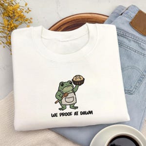 Geborduurd We Proof At Dawn Sourdough Tee, Funny Frog Meme Bread Baking Tee, Sweater van zuurdesemstarter Baking Lover, cadeau voor bakker