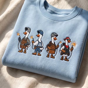 溶接工のガチョウの刺繍入りスウェットシャツ、面白い溶接ダックパーカー、ブルーカラーギフト、金属加工職人向けアパレル、クールなダックTシャツ、溶接工のトレードシャツ