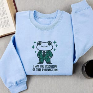 Gesticktes lustiges Frosch-T-Shirt, ich bin die Exekutive dieses Dysfunktions-T-Stücks, sarkastisches Humor-Sweatshirt, Frosch-Autismus Meme Hoodie