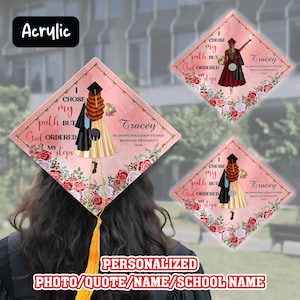 Op de afbeelding: Roze afstudeerhoed met bloemen- en citaatontwerp. Voorzien van een cartoon illustratie van een afgestudeerde en de tekst "Ik koos mijn pad, maar God beval mijn stappen." Inclusief de naam "Tracey" en schoolgegevens.