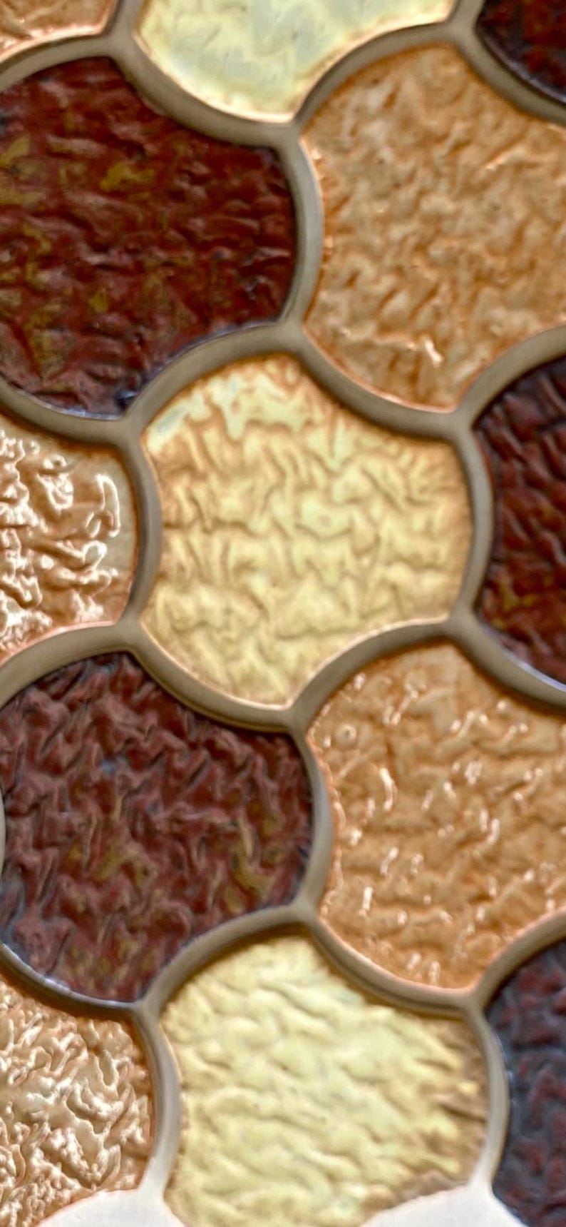 Pode incluir: Close-up de um padr&atilde;o de ladrilhos texturizados com uma mistura de cores marrom, bege e creme. Os ladrilhos s&atilde;o dispostos em um padr&atilde;o de favo de mel.