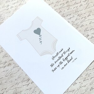 Nuevo bebé - Mono azul Tarjeta de felicitación para recién nacido Tarjeta de baby shower para bebé Tarjeta de regalo con cita de bebé Tarjeta para bebé recién nacido Tarjeta con AA Milne