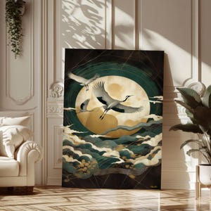 Op de afbeelding: Kunstafdruk met drie kraanvogels in vlucht tegen een volle maan en gestileerde wolken. Het kunstwerk gebruikt goud, teal en zwart, wat een serene sfeer creëert. Geschikt voor interieurdecoratie.