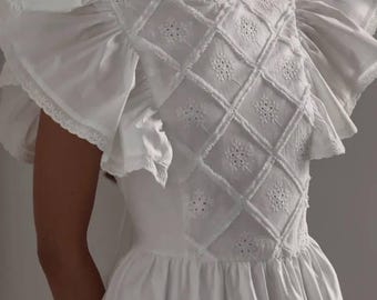 Weißes Minikleid aus Baumwolle, Rüschenärmel,