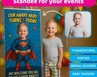Può includere: Un espositore di personaggi personalizzato per eventi. Mostra un bambino vestito da supereroe, con il testo "OUR HARRY HERO TURNS 1 TODAY" e "WE WELCOME YOU ALL TO HIS SUPER PARTY!". Testi aggiuntivi: "THANKSGIVING", "PARTIES", "BRIDAL SHOWER", "BABY SHOWER" e "FAMILY EVENTS".
