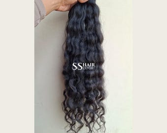 Könnte beinhalten: Ein Bündel langer, dunkelbrauner Haarverlängerungen mit welliger Textur. Das Haar ist oben mit einer Tresse befestigt und zeigt den weißen Schriftzug SS HAIR EXPORT, der mittig auf den dunklen Haarsträhnen aufgedruckt ist.