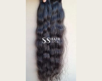 Könnte beinhalten: Ein Bündel langer, dunkelbrauner, welliger Haarverlängerungen, das oben gehalten wird. Das Haar hat eine natürliche Textur und einen leichten Glanz. Der Text SS HAIR EXPORT ist in Weiß in der Mitte des Haarbündels aufgedruckt.