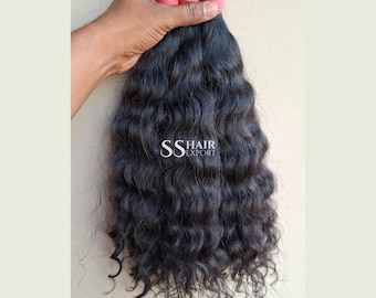 Könnte beinhalten: Ein Bündel langer, welliger schwarzer Haarverlängerungen, das oben mit rosa Bändern befestigt ist. Das Haar hat eine natürliche Textur. Der Text SS HAIR EXPORT ist in Weiß in der Mitte des Haarbündels auf den dunklen Strähnen aufgedruckt.