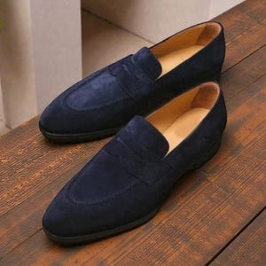 Luxuriöse Hides Handgefertigte Männer Blau Wildleder Slip On Mokassin Loafer Dress Up Schuhe