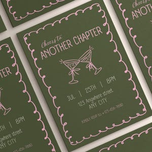 Pode incluir: Cartões de convite verdes com texto e ilustrações cor-de-rosa. Os cartões dizem "Cheers to Another Chapter" e incluem detalhes do evento: data, hora, local e informações de RSVP. O design apresenta uma borda decorativa e taças de coquetel.