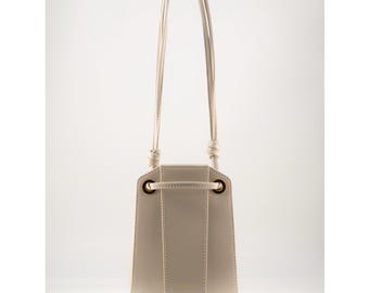 Beige Leder Beuteltasche, Minimalistische Umhängetasche mit PVD Gold Hardware, Strukturierte Tasche, Geschenk für Sie