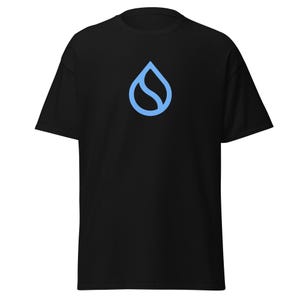 Puede incluir: Camiseta negra con un diseño de gota de agua azul claro. El gráfico es una forma de lágrima estilizada con una línea curva en el interior. La camiseta está hecha de un material suave y tiene un cuello redondo clásico.
