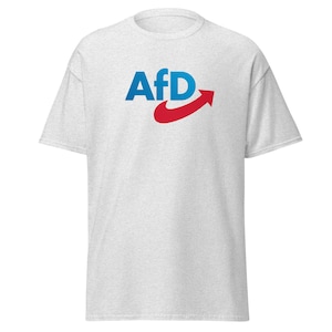 Może przedstawiać: Szary T-shirt z napisem "AfD" w kolorze niebieskim i czerwoną strzałką skierowaną w prawo.