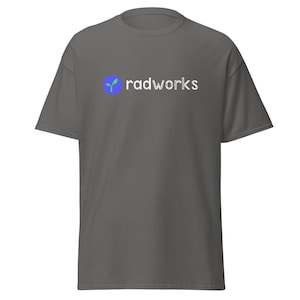 Puede incluir: Una camiseta gris oscuro con un círculo azul y un logotipo de planta verde. El texto "radworks" está impreso en blanco debajo del logotipo.