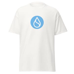 以下が含まれることがあります： 白いTシャツ。水滴を模したデザインの、丸い水色のロゴが特徴です。Tシャツは柔らかい素材でできており、半袖とクルーネックです。