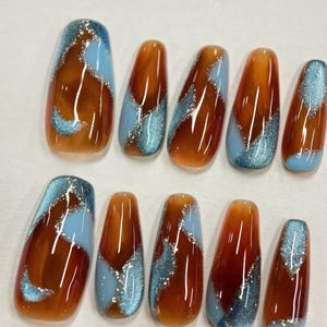 Blauwe glitter ombre pers op de nagels: handgemaakte nepacrylgelnagels