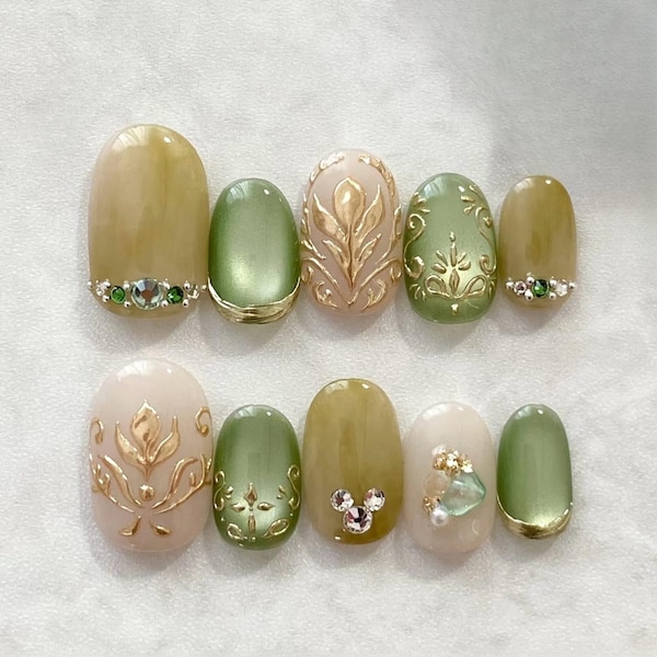 Unhas de pressão com flores brilhantes feitas à mão: acrílico falso verde e dourado