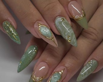 Uñas postizas degradadas en verde, dorado y cromo: Uñas de gel personalizadas pintadas a mano.