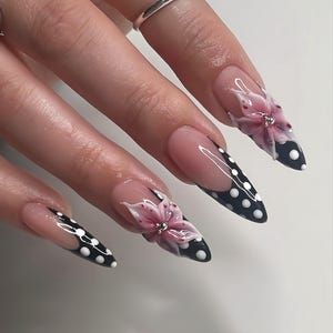 Presse 3D Flower Polka Dot sur les ongles : faux ongles en gel acrylique peints à la main