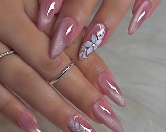 Unhas de gel estilo olho de gato com flores feitas à mão: unhas de gel personalizadas e pintadas à mão