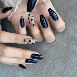 Marineblauwe glitterpers: handgeschilderde nepacrylgelnagels