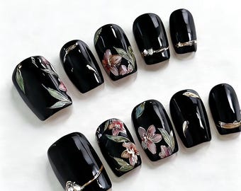 Unghie finte decorate con fiori dipinti a mano: unghie in gel personalizzate