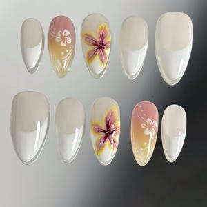 Unhas postiças com ponta francesa de flores pintadas à mão