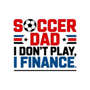 Puede incluir: Diseño gráfico con las palabras "SOCCER DAD" en rojo, un balón de fútbol y el texto "I DON'T PLAY, I FINANCE" en negro y azul. El diseño incluye un motivo de la bandera costarricense.