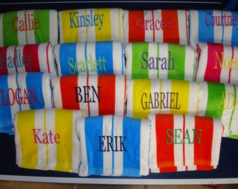 12 serviettes de piscine avec des noms différents sur chacune
