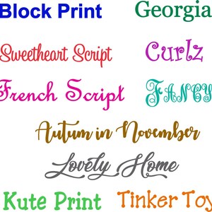 Puede incluir: Una colecci&oacute;n de ejemplos de texto en varias fuentes y colores, incluyendo "Block Print" en azul, "Georgia" en verde, "Sweetheart Script" en rojo y "Curlz" en morado. Otros textos incluyen "French Script", "FANCY", "Autumn in November", "Lovely Home", "Kute Print" y "Tinker Toy".