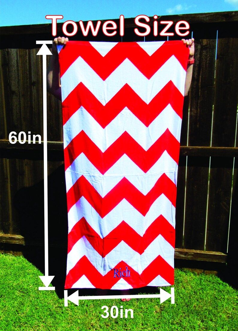Puede incluir: Una toalla de playa con estampado de chevr&oacute;n rojo y blanco. La toalla mide 152 cm de largo y 76 cm de ancho. La palabra "Rich" est&aacute; bordada en la parte inferior de la toalla. Las palabras "Towel Size" est&aacute;n en la parte superior.