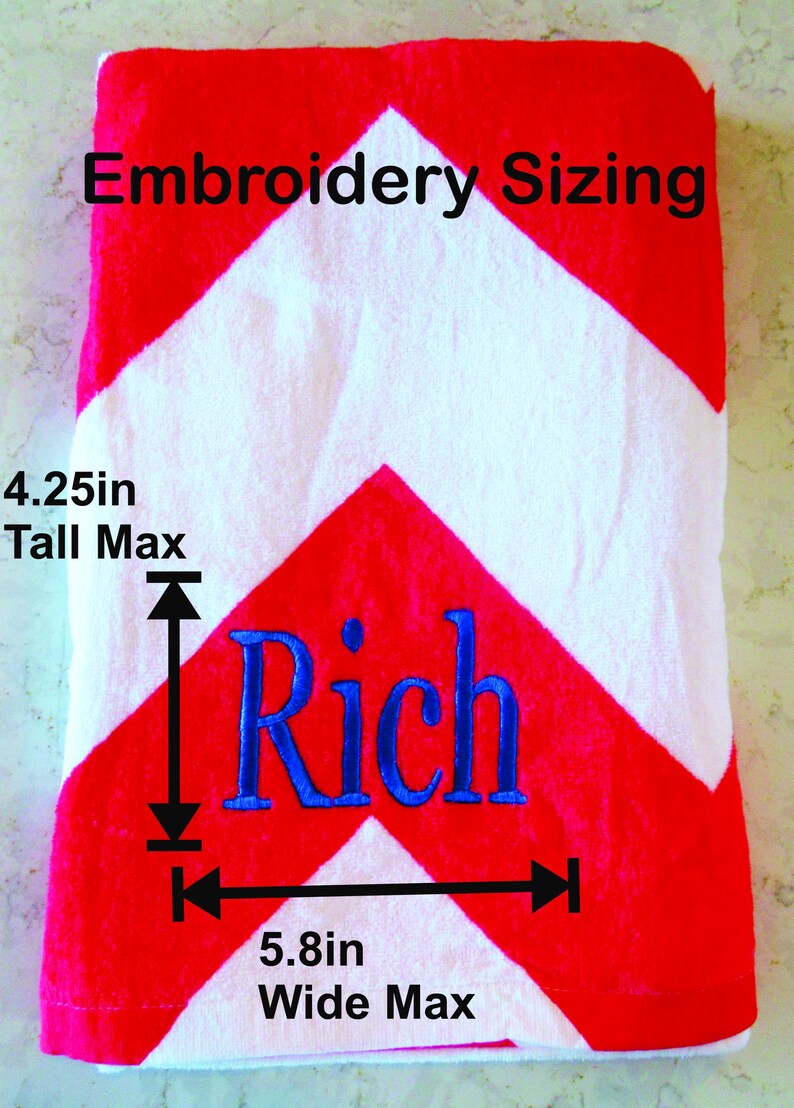 Puede incluir: Toalla de playa con estampado de chevr&oacute;n rojo y blanco con el nombre "Rich" bordado en azul. El &aacute;rea de bordado mide 10,8 cm de alto y 14,7 cm de ancho. El texto "Embroidery Sizing" est&aacute; en la parte superior.