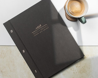Menypärm för café och restaurang – Skruvbundet menyomslag i denim med egen logotyp MOQ 10 st | FRI frakt inom EU