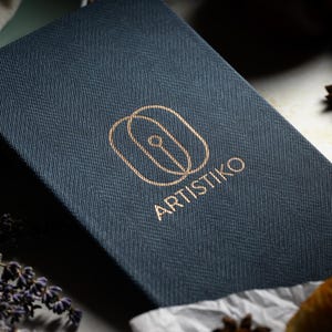 Okładka menu A4 w kolorze granatowym tweedowym, stylowa okładka menu, trwały uchwyt, książka menu, okładka menu do kawiarni, projekt okładki menu, teczka menu, folio menu