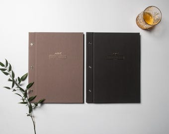Menypärm i denim med skruvar – Minimalistiskt menyomslag för restauranger A4 | MOQ 10 st | Från lager & personligt | FRI frakt till EU