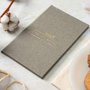 Lniana okładka menu A4 w kolorze ciepłego szarego brązu, uchwyt na menu do restauracji, elegancka okładka menu, wyświetlacz menu do kawiarni i baru, książka menu, projekt okładki menu, teczka menu