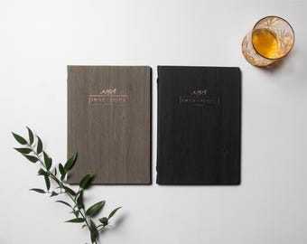 Träinspirerat menyomslag i PU-finish (10 st i en mängd olika storlekar) med logotyp - anpassad restaurangmenymapp, smal menyhållare i trä i A5-format