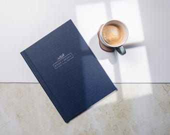 Midnattsblå Buckram Gripfix Menymapp – Hotellbarmenybok (A4, smal) |Monit Q 10 st | Från lager Personlig | Fri frakt till EU