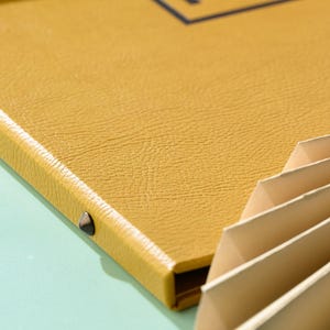 Okładka menu A5 w kolorze musztardowym, ekskluzywny uchwyt na menu, ekspozycja menu restauracji, książka menu, projekt okładki menu kawiarnianego, teczka menu, folio menu