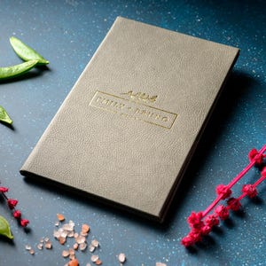 Funda de menú Charme A4 en color topo cálido, portamenús para restaurante, elegante funda de menú, libro de menús, funda de menú para cafetería, diseño de funda de menú, carpeta de menús