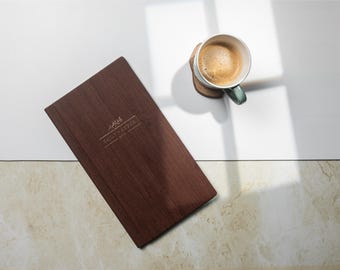 Träinspirerad PU-finish Gripfix Menyomslag – Strukturerad PU-restaurangmapp (smal) | Träfinish | MOQ 10 st | Från lager Personlig